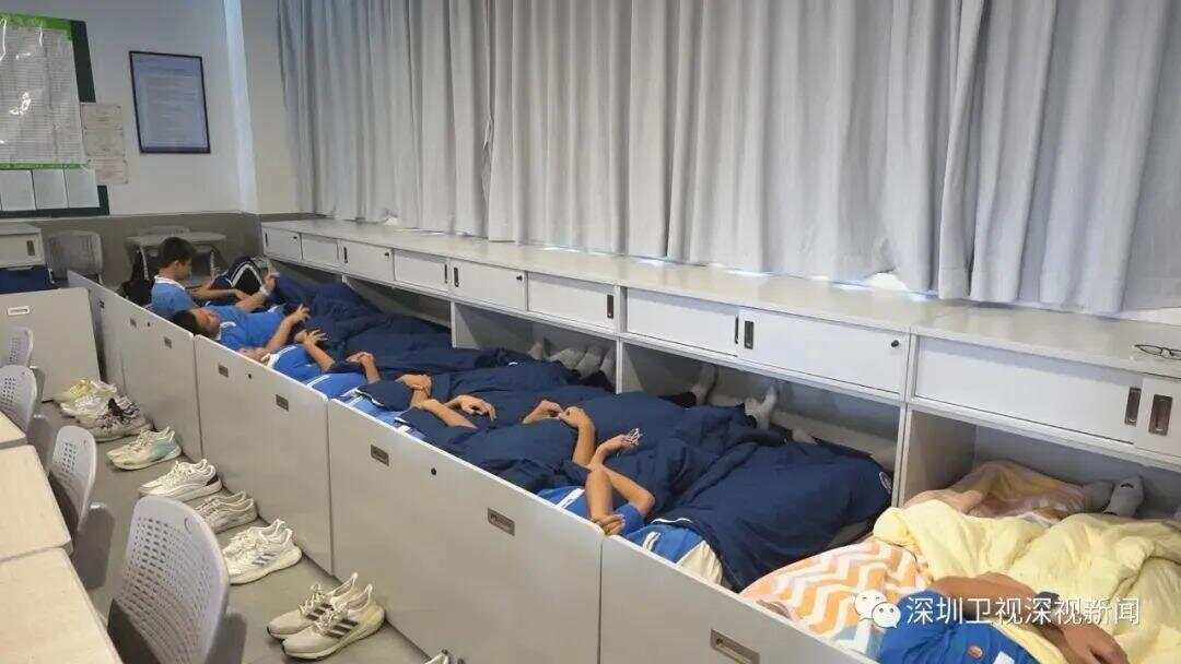 新国标前广深两地已解锁“躺平午休”冰球突破技巧中小学生午休课桌椅出(图1)